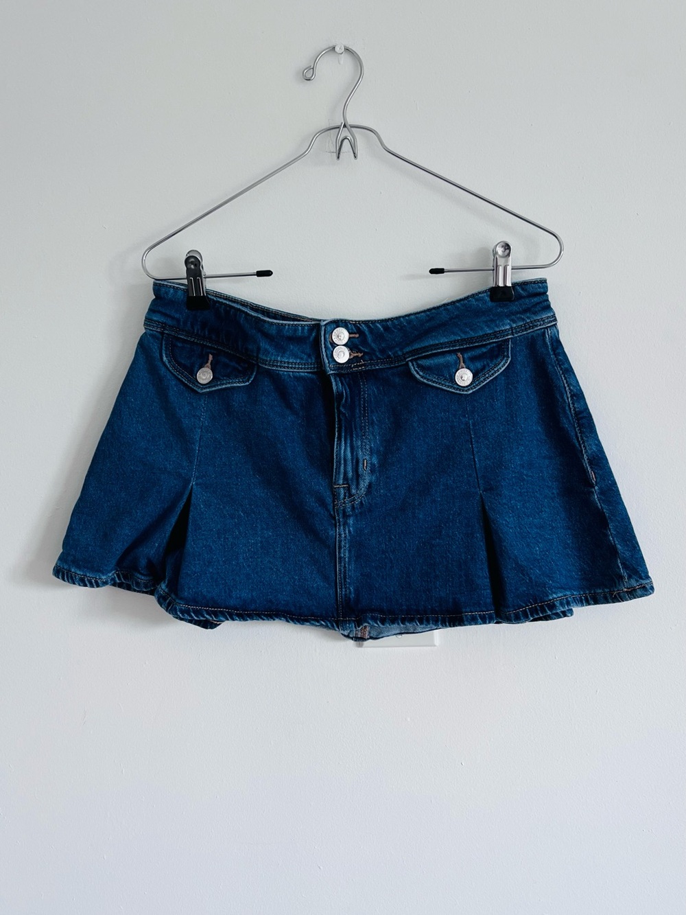 American Eagle Pleated Denim Mini Skirt • Y2K Preppy